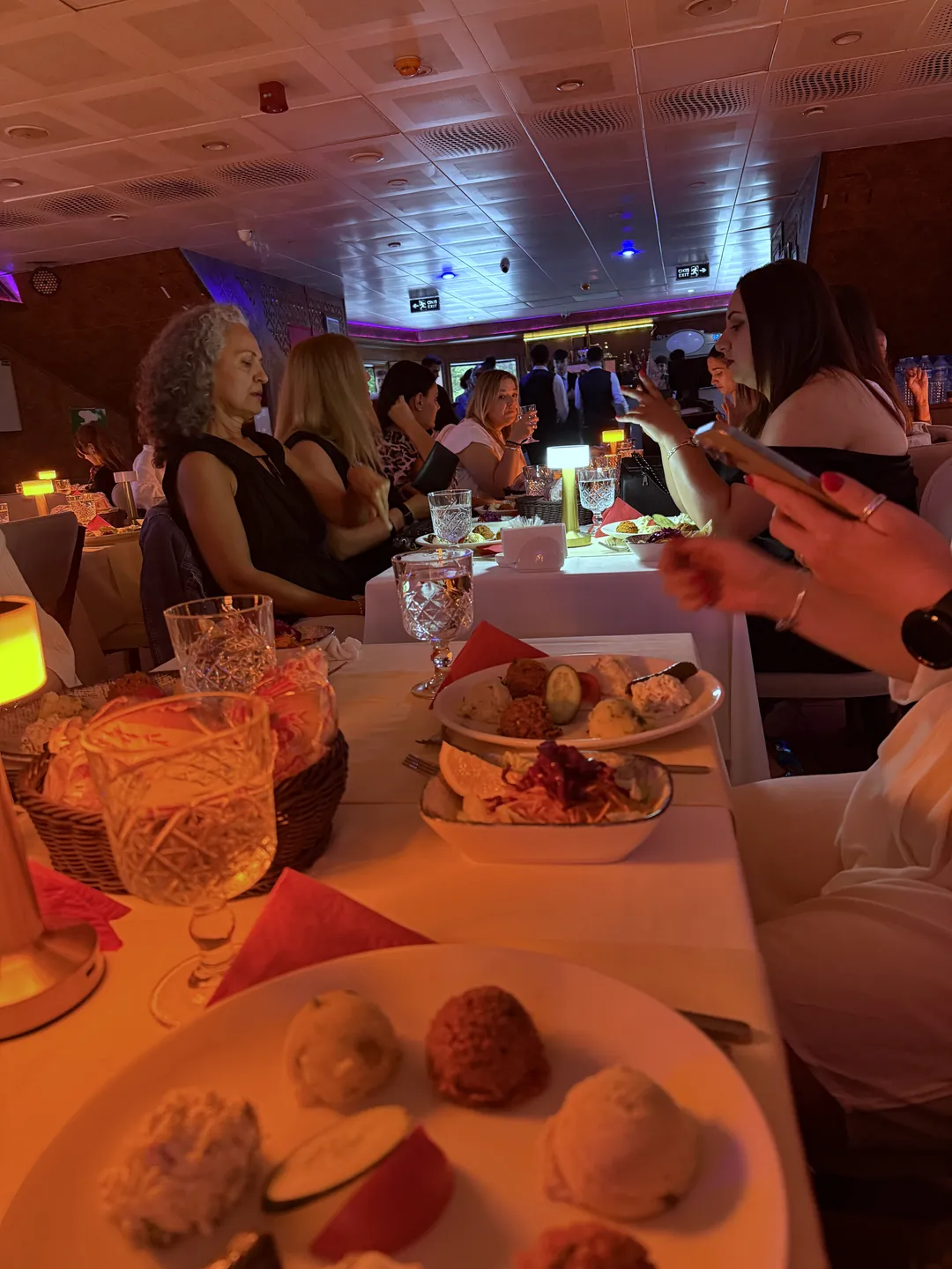 Večera grupe u restoranu tokom retreata u Istanbulu